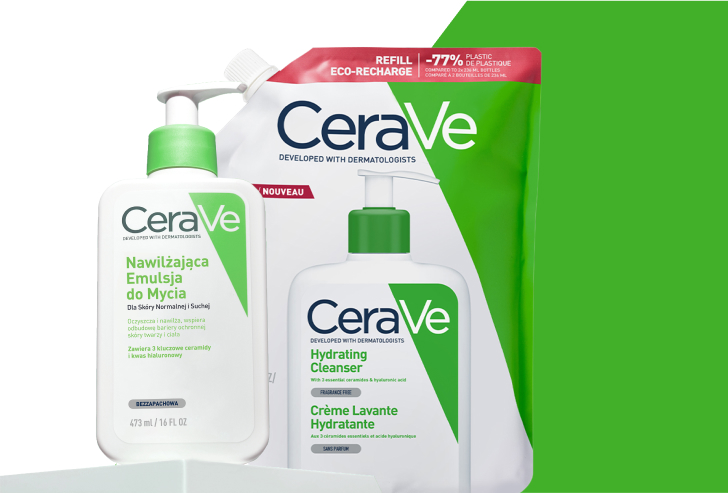 Produkt Nawilżająca emulsja do mycia CeraVe stojący na podeście za nim opakowanie uzupełniające
