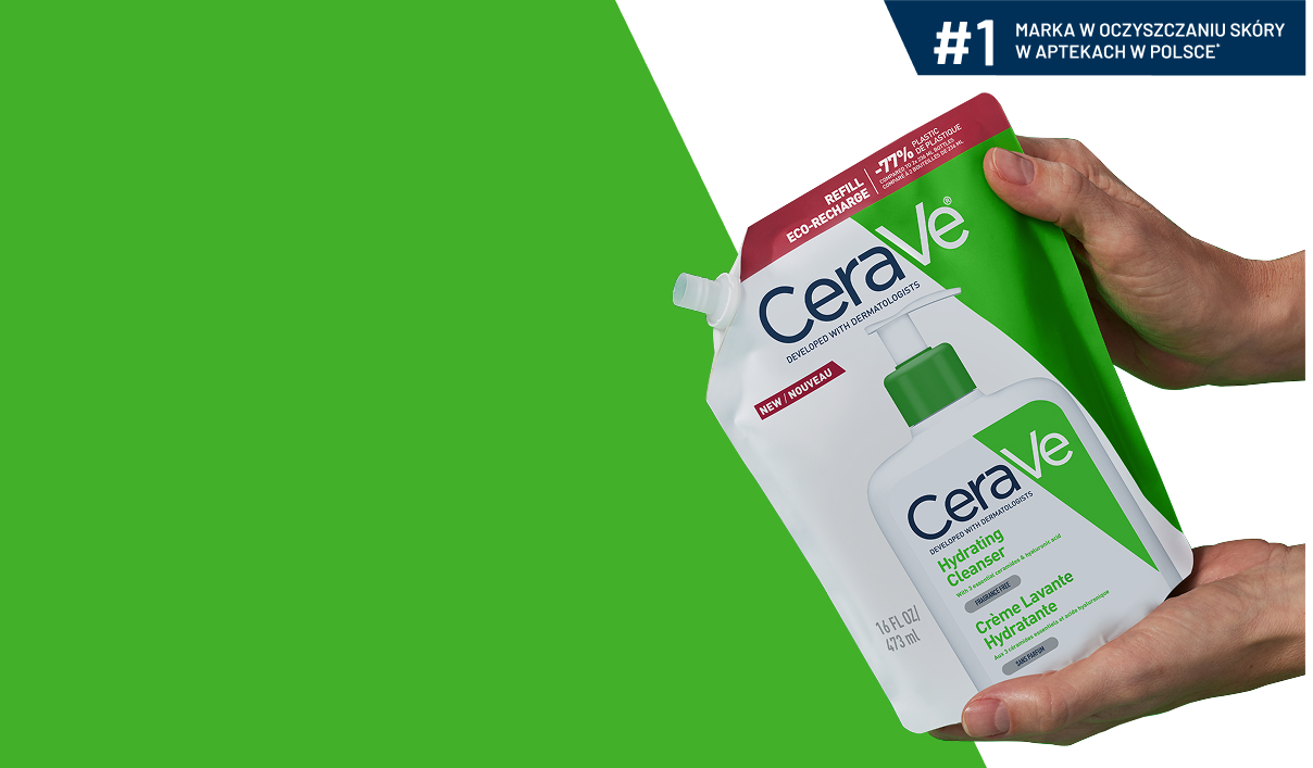 Dwie dłonie trzymające opakowanie uzupełniające Nawilżającej emulsji do mycia CeraVe