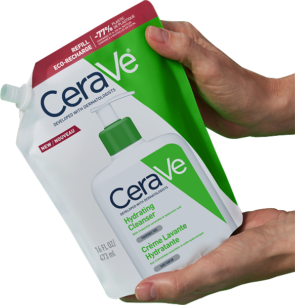 Dwie dłonie trzymające opakowanie uzupełniające Nawilżającej emulsji do mycia CeraVe