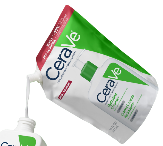 opakowanie uzupełniające Nawilżającej Emulsji do mycia CeraVe przelewające zawartość do otwartej butelki tego produktu
