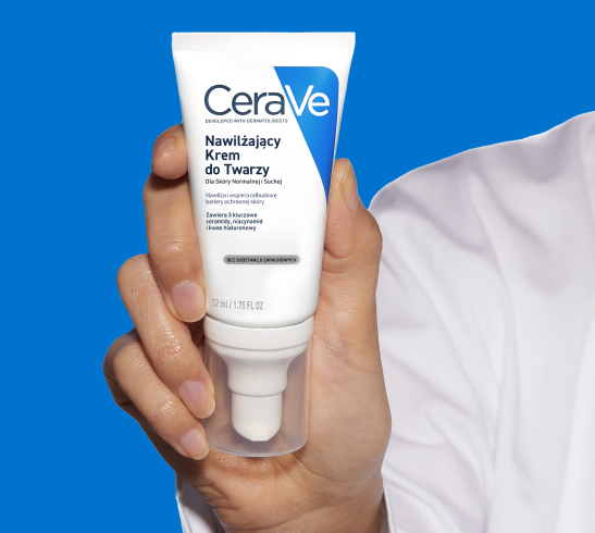 Produkt Krem do twarzy CeraVe w dłoni na niebieskim tle