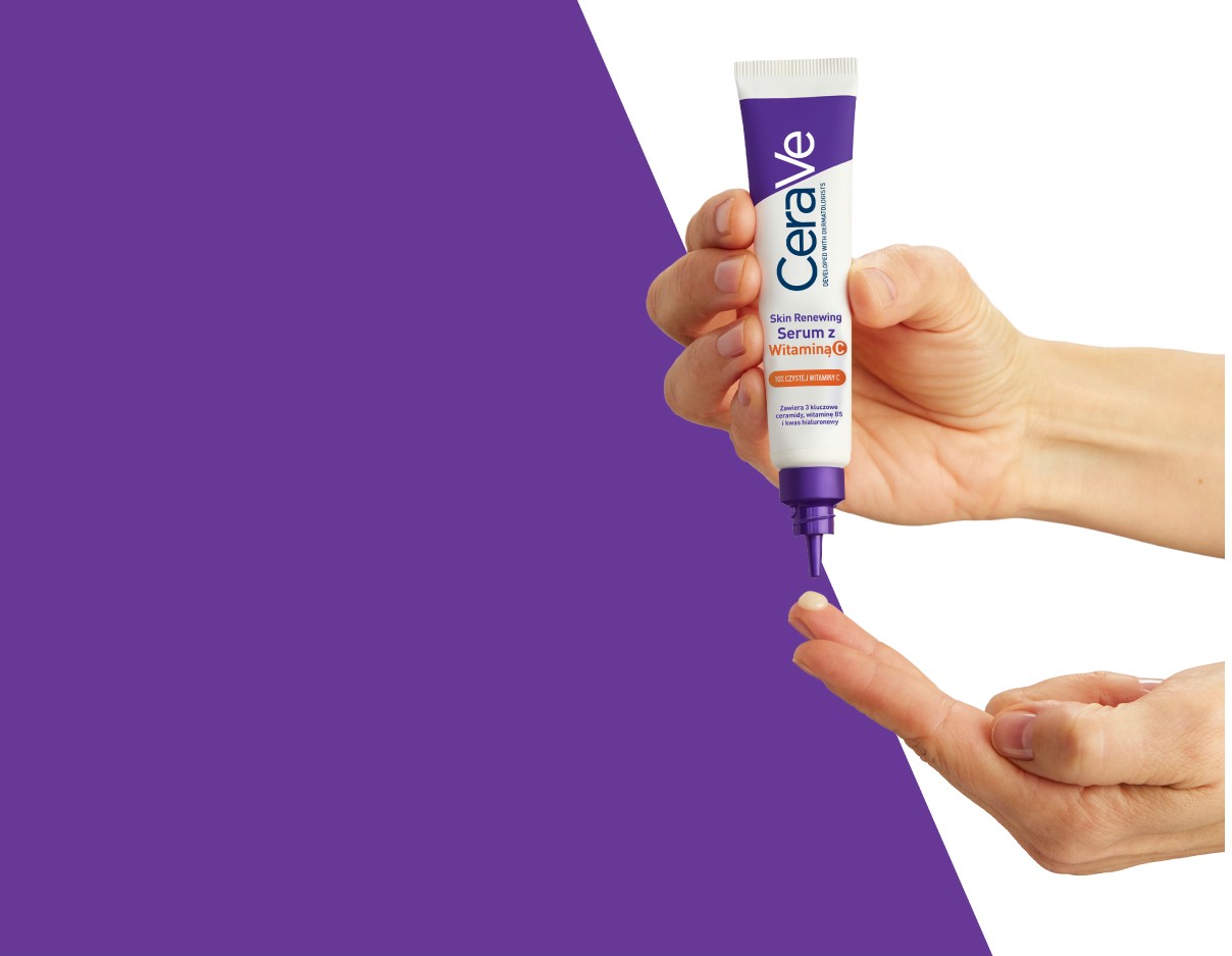 Dłonie trzymające produkt CeraVe Skin Renewing Serum Vit C w trakcie wyciskania tekstury na palec