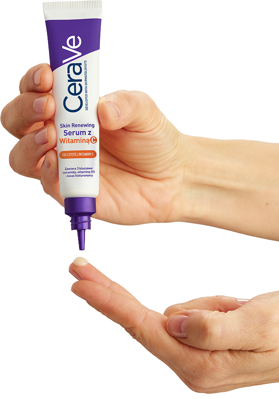 Serum z Witaminą C CeraVe Skin Renewing  trzymany w dłoni