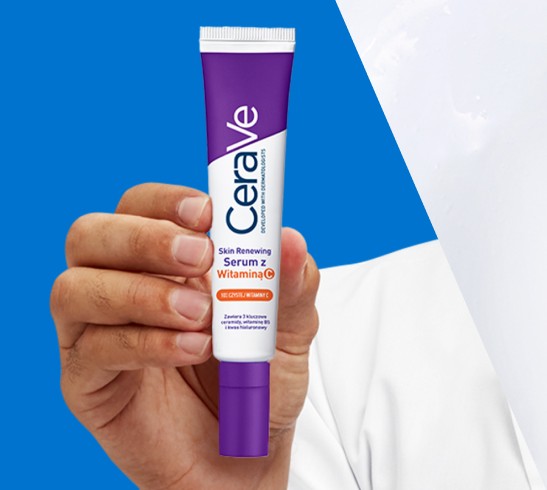 Serum CeraVe z Witaminą C w dłoni pokazane na niebieskim tle