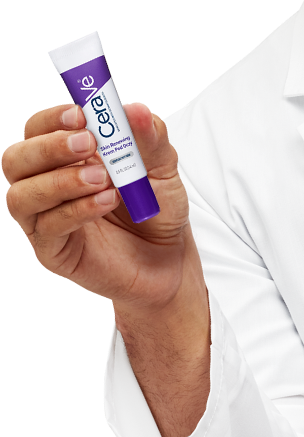 Krem Pod Oczy CeraVe Skin Renewing  trzymany w dłoni