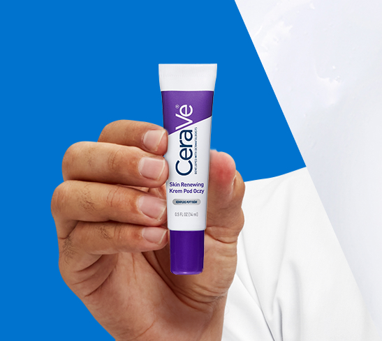 Produkt Krem pod Oczy CeraVe w dłoni na niebieskim tle