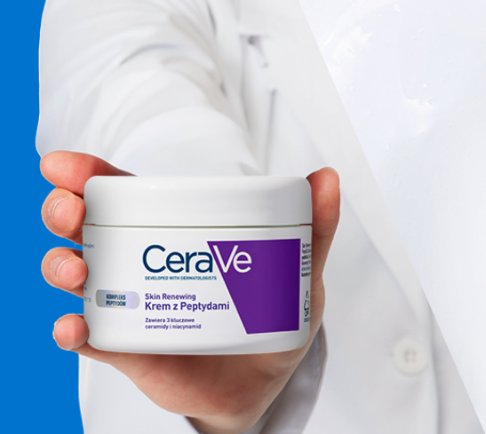 Produkt Krem z Peptydami CeraVe w dłoni na niebieskim tle
