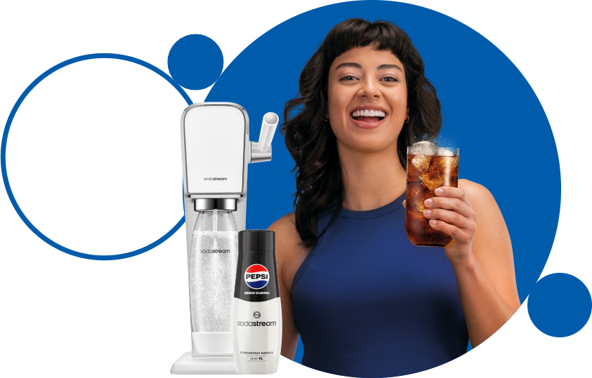 Uśmiechnięta kobieta pijąca Pepsi które zrobiła sobie sama używając syropu Pepsi i saturatora SodaStream