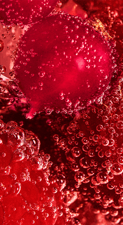 Maszyna do wody gazowanej Sodastream&nbsp;MIX z butelką napoju pomarańczowego w trakcie nasycania