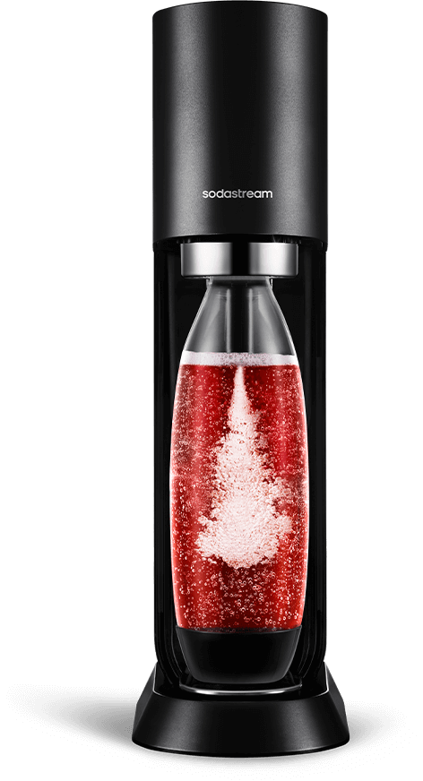 Maszyna Sodastream z czarną obudową i butelką z pomarańczowym napojem gazowanym